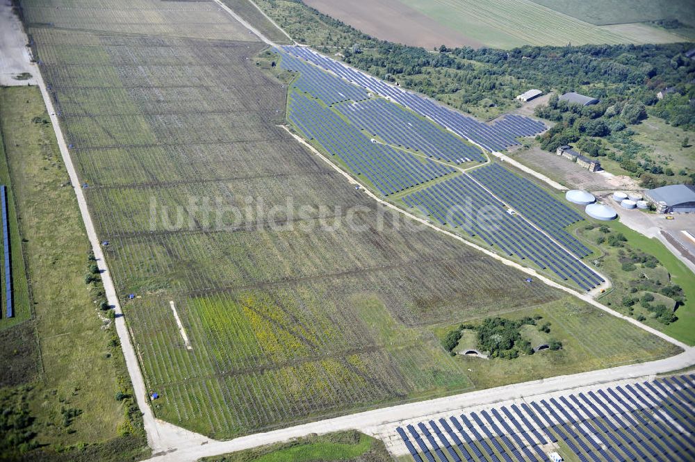 Köthen aus der Vogelperspektive: Solarpark auf dem Flugplatz Köthen / Solar Park at the former airfield Köthen