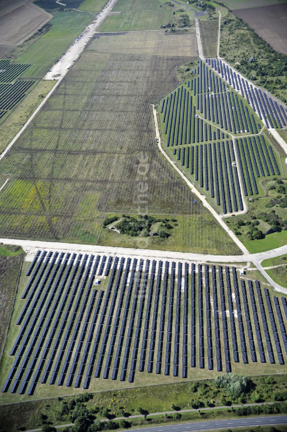 Luftaufnahme Köthen - Solarpark auf dem Flugplatz Köthen / Solar Park at the former airfield Köthen