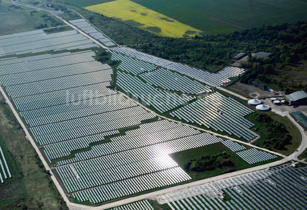 Köthen aus der Vogelperspektive: Solarpark auf dem Flugplatz Köthen / Solar Park at the former airfield Köthen