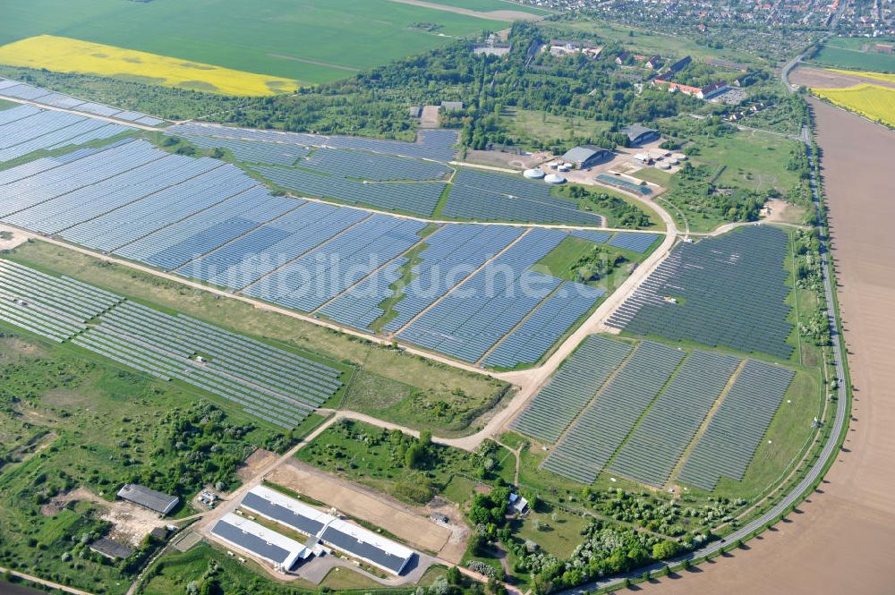 Luftbild Köthen - Solarpark auf dem Flugplatz Köthen / Solar Park at the former airfield Köthen