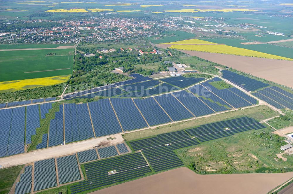 Luftaufnahme Köthen - Solarpark auf dem Flugplatz Köthen / Solar Park at the former airfield Köthen