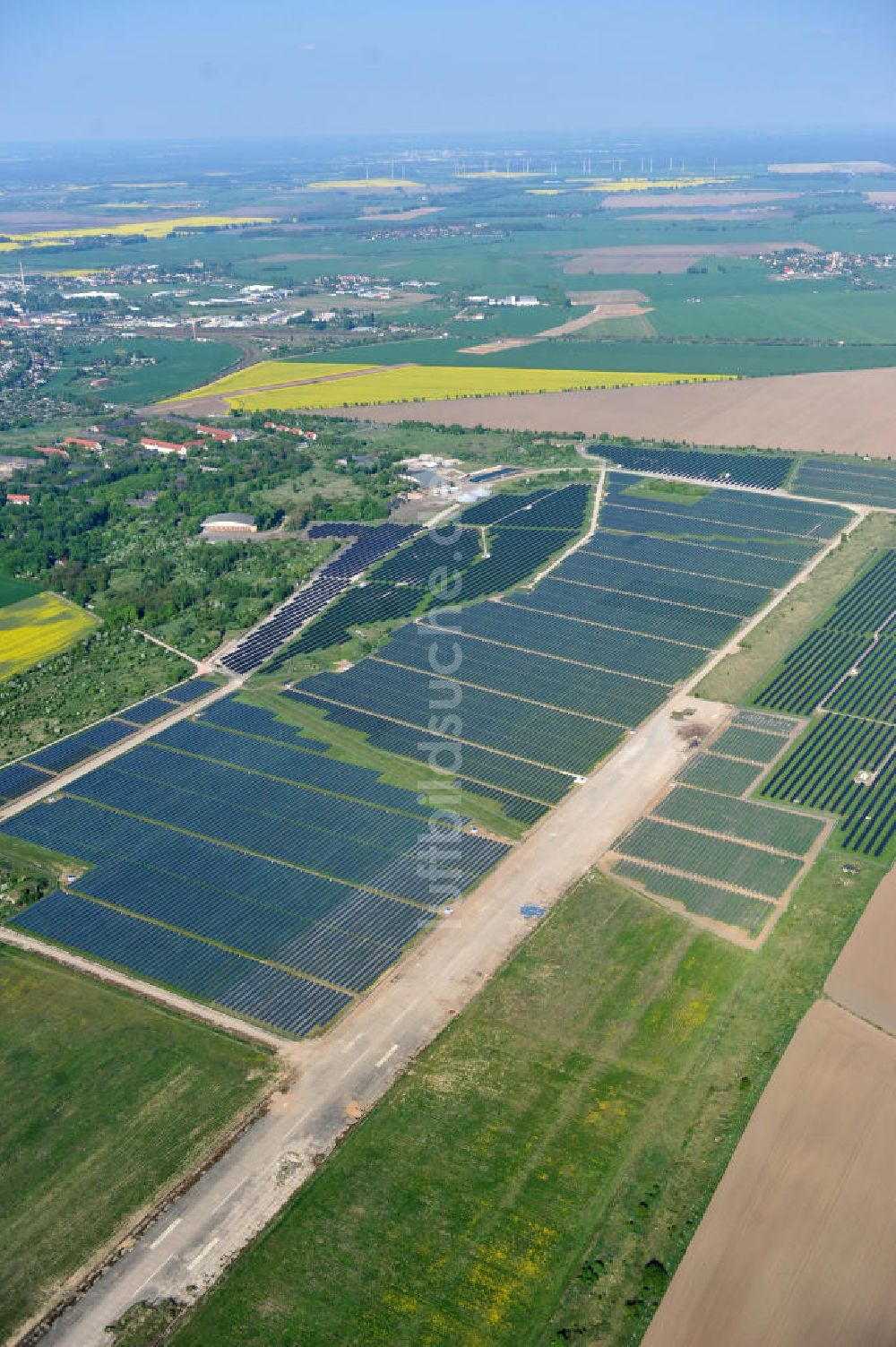 Köthen aus der Vogelperspektive: Solarpark auf dem Flugplatz Köthen / Solar Park at the former airfield Köthen