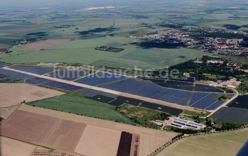 Luftaufnahme Köthen - Solarpark auf dem Flugplatz Köthen / Solar Park at the former airfield Köthen