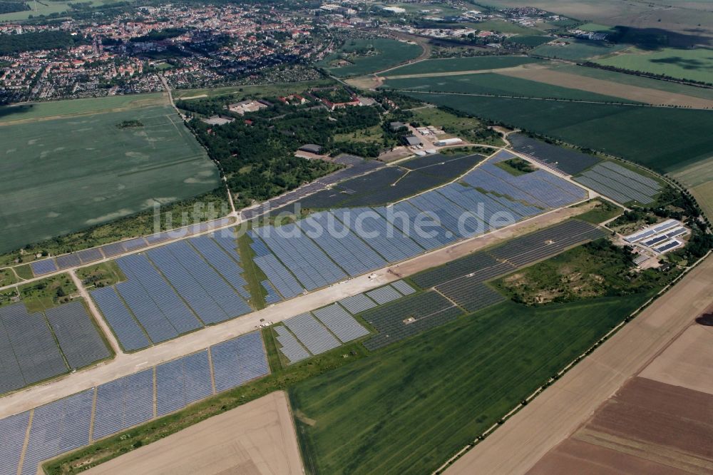 Köthen von oben - Solarpark auf dem Flugplatz Köthen / Solar Park at the former airfield Köthen