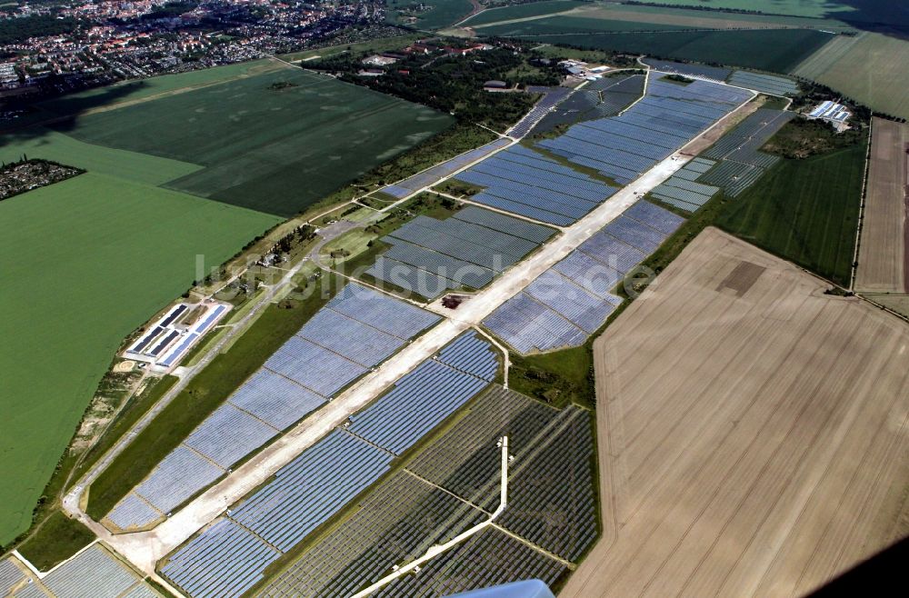 Luftaufnahme Köthen - Solarpark auf dem Flugplatz Köthen / Solar Park at the former airfield Köthen