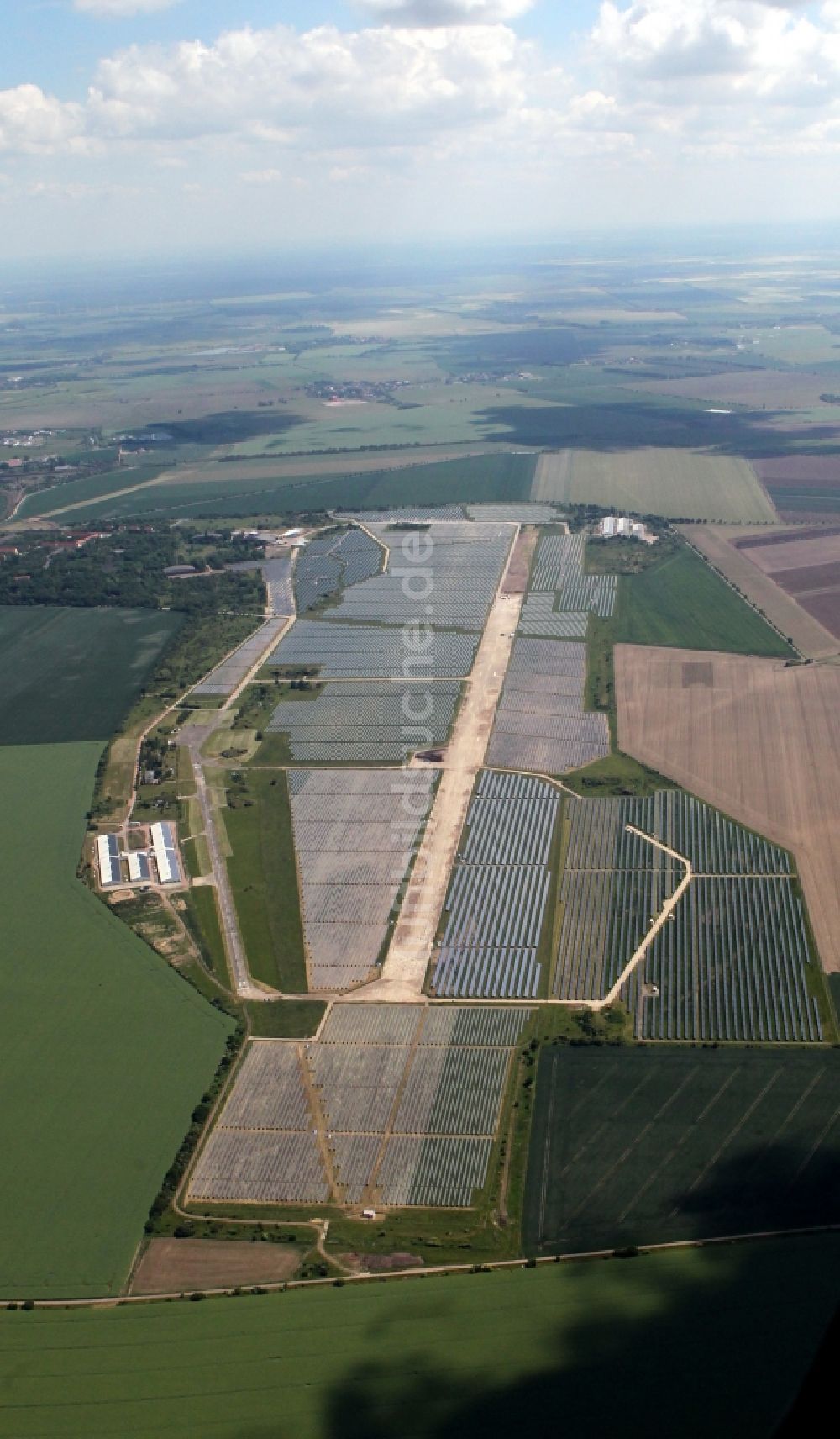 Köthen aus der Vogelperspektive: Solarpark auf dem Flugplatz Köthen / Solar Park at the former airfield Köthen