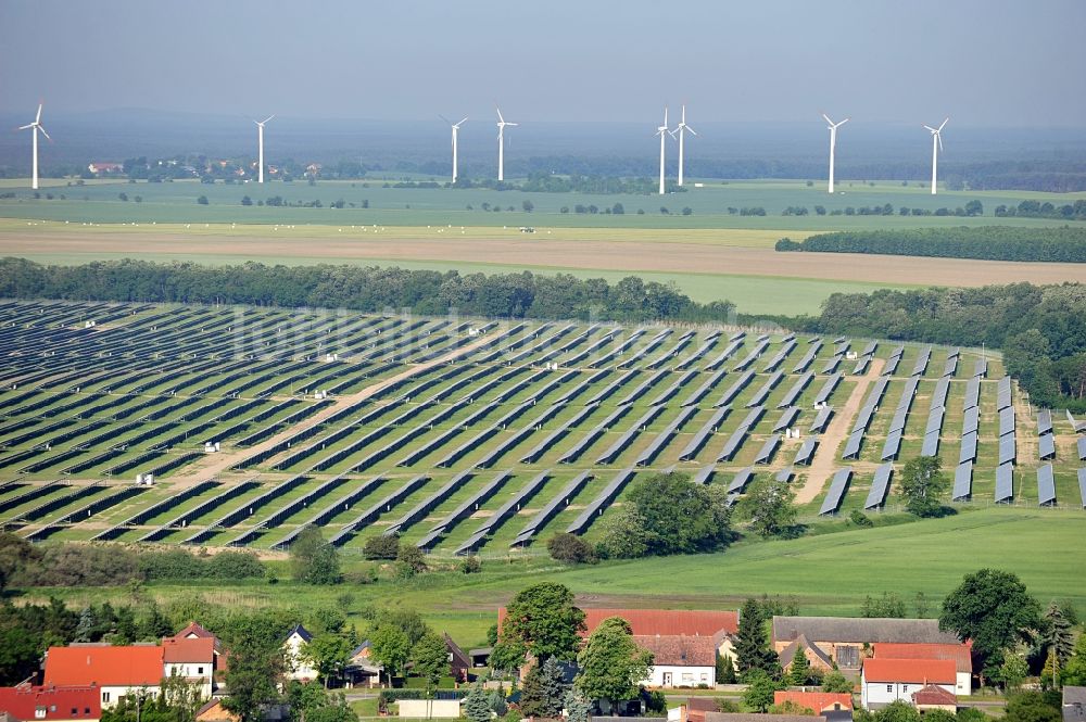 Fürstenwalde / Spree aus der Vogelperspektive: Solarpark Fürstenwalde im Bundesland Brandenburg