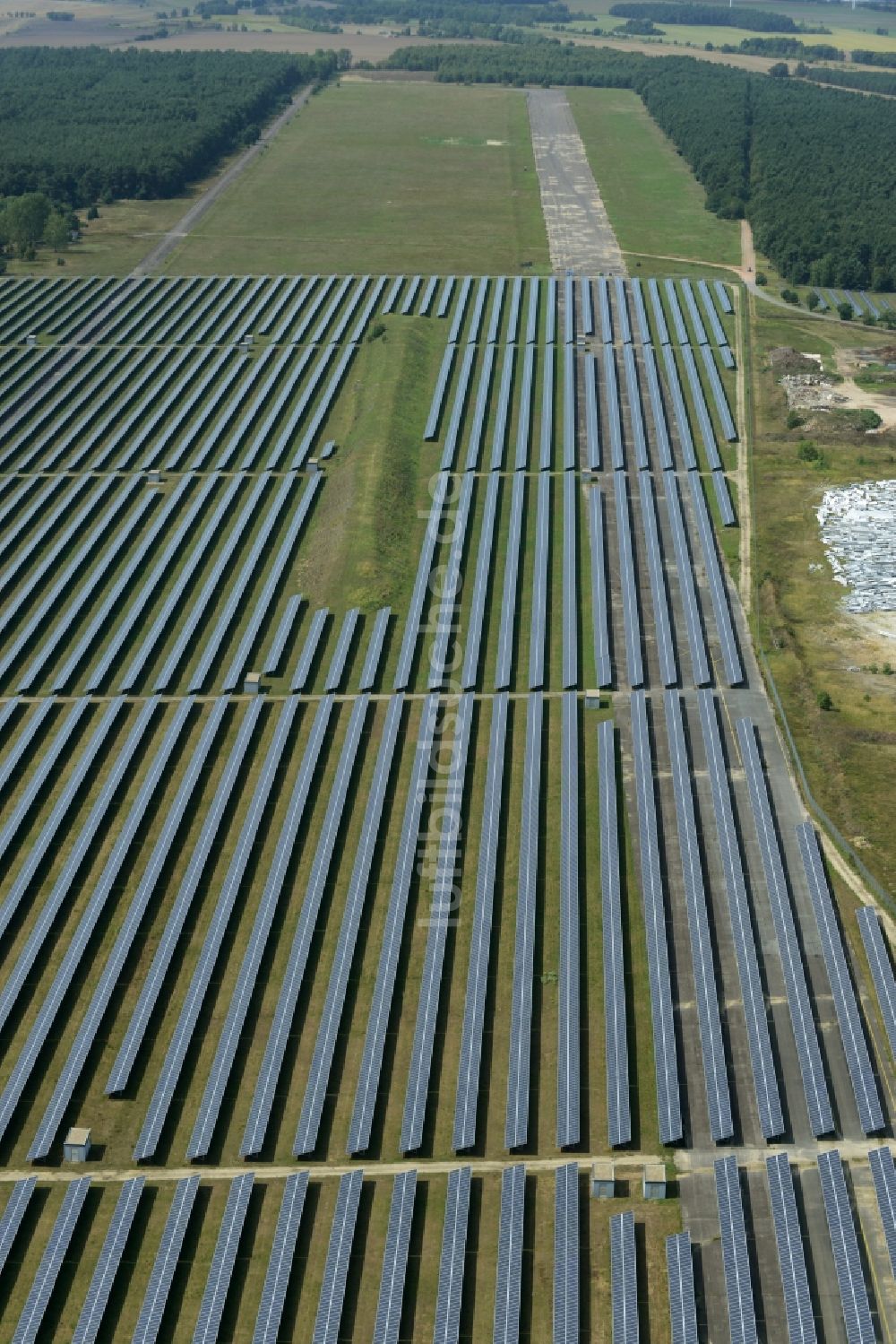 Luckau aus der Vogelperspektive: Solarpark auf dem Gelände des ehemaligen Militärflughafens Alteno in Luckau im Bundesland Brandenburg