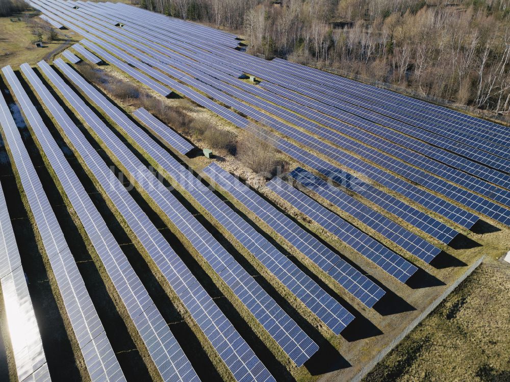 Lauchhammer aus der Vogelperspektive: Solarpark in Lauchhammer im Bundesland Brandenburg, Deutschland