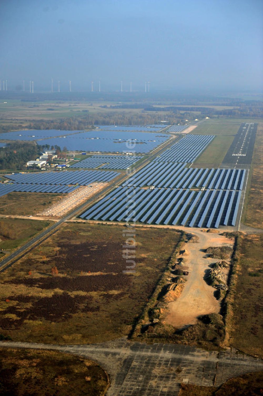 Falkenberg / Lönnewitz aus der Vogelperspektive: Solarpark Lönnewitz auf dem Flugplatz Falkenberg / Lönnewitz