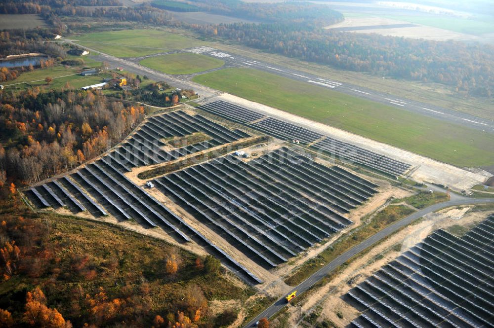 Luftaufnahme Falkenberg / Lönnewitz - Solarpark Lönnewitz auf dem Flugplatz Falkenberg / Lönnewitz