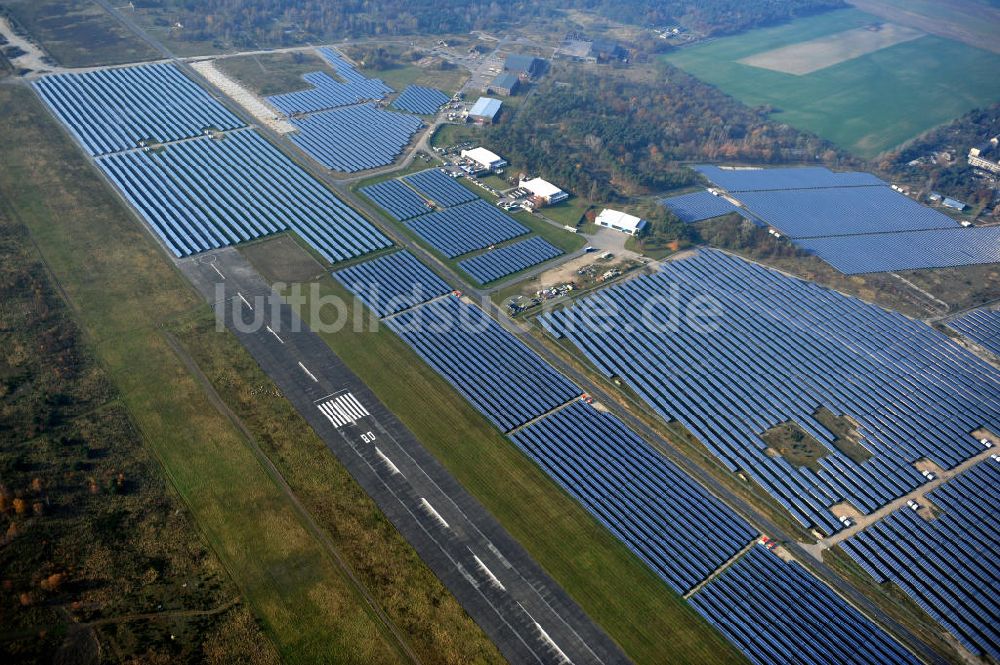 Falkenberg / Lönnewitz aus der Vogelperspektive: Solarpark Lönnewitz auf dem Flugplatz Falkenberg / Lönnewitz