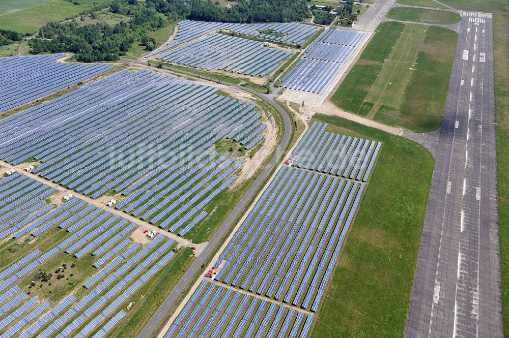 Falkenberg / Elster von oben - Solarpark Lönnewitz auf dem Flugplatz Falkenberg-Lönnewitz im Bundesland Brandenburg