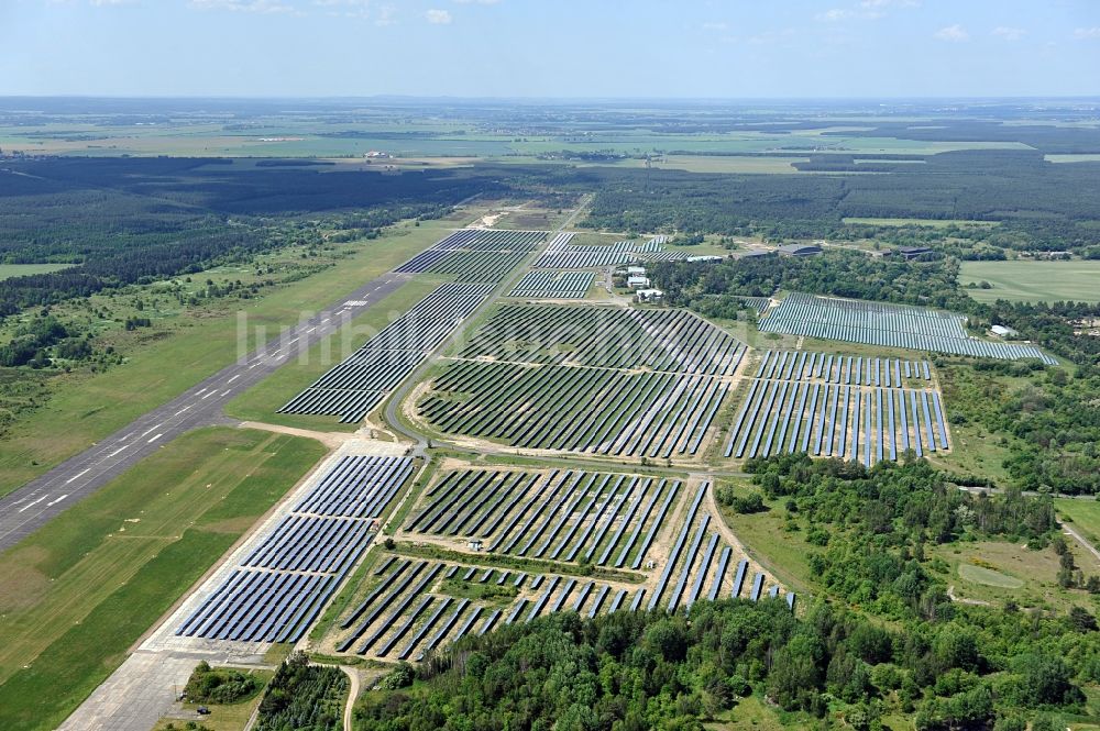 Falkenberg / Elster aus der Vogelperspektive: Solarpark Lönnewitz auf dem Flugplatz Falkenberg-Lönnewitz im Bundesland Brandenburg