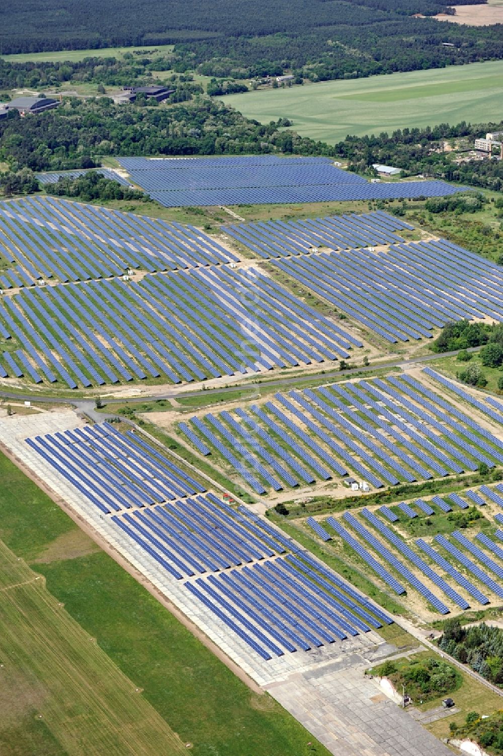 Luftaufnahme Falkenberg / Elster - Solarpark Lönnewitz auf dem Flugplatz Falkenberg-Lönnewitz im Bundesland Brandenburg