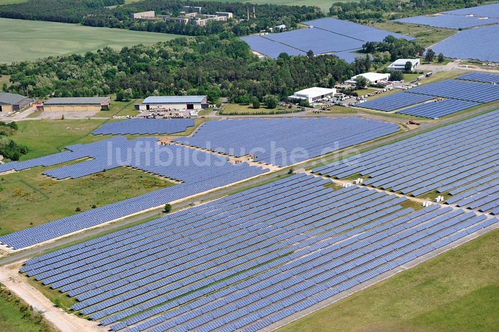 Falkenberg / Elster von oben - Solarpark Lönnewitz auf dem Flugplatz Falkenberg-Lönnewitz im Bundesland Brandenburg