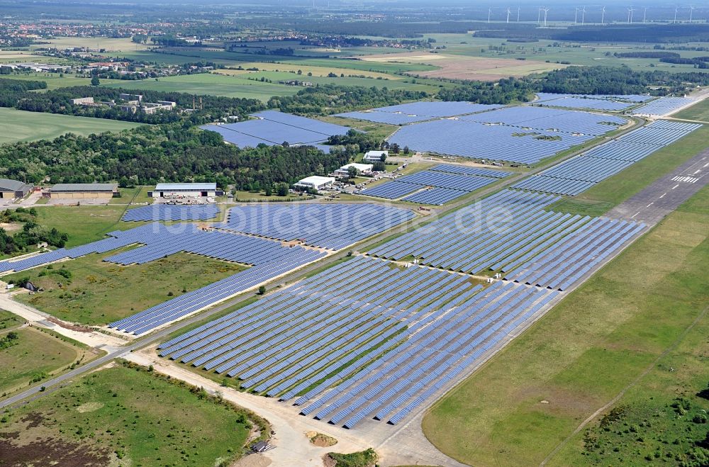 Falkenberg / Elster aus der Vogelperspektive: Solarpark Lönnewitz auf dem Flugplatz Falkenberg-Lönnewitz im Bundesland Brandenburg