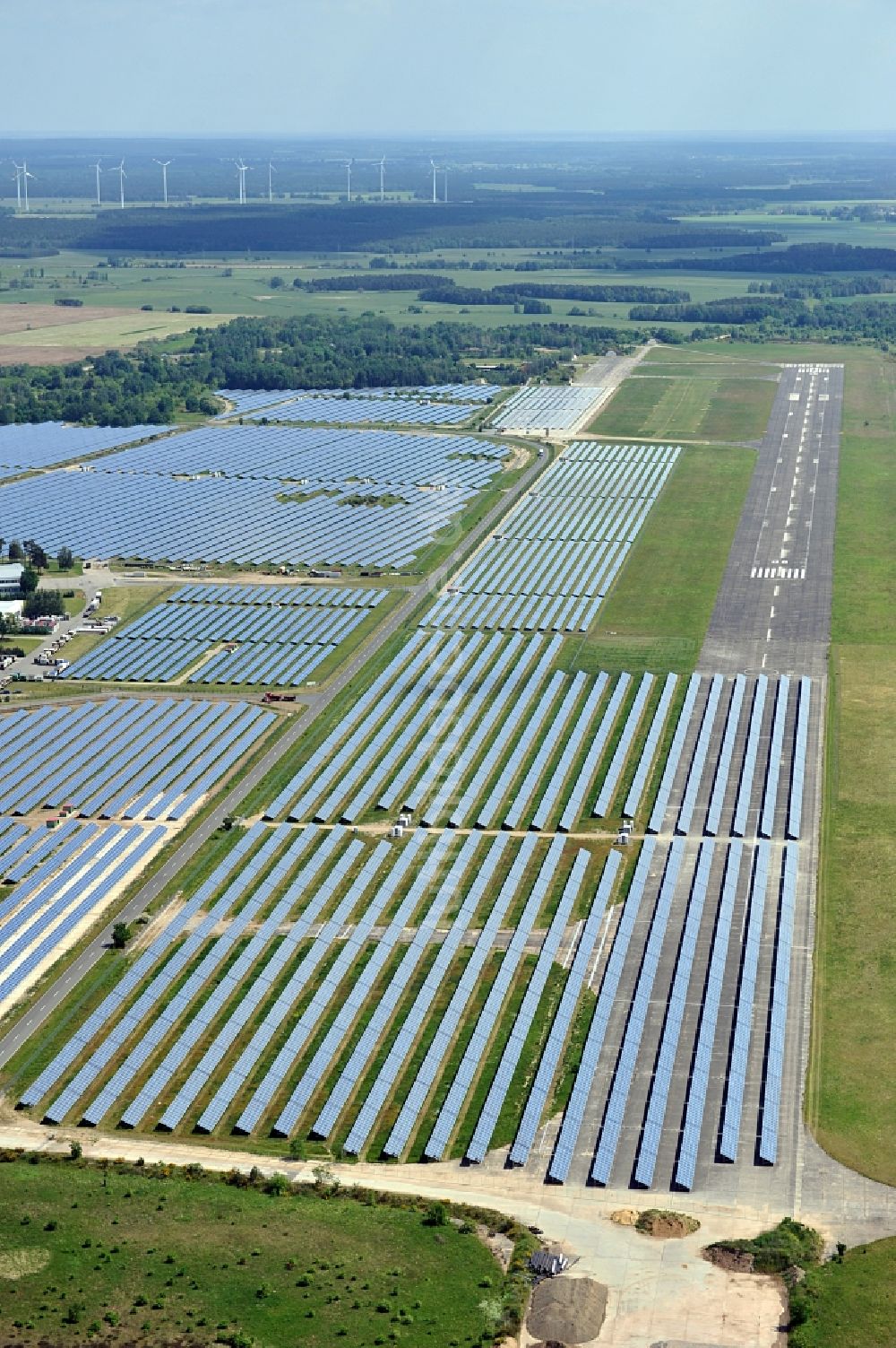 Luftbild Falkenberg / Elster - Solarpark Lönnewitz auf dem Flugplatz Falkenberg-Lönnewitz im Bundesland Brandenburg