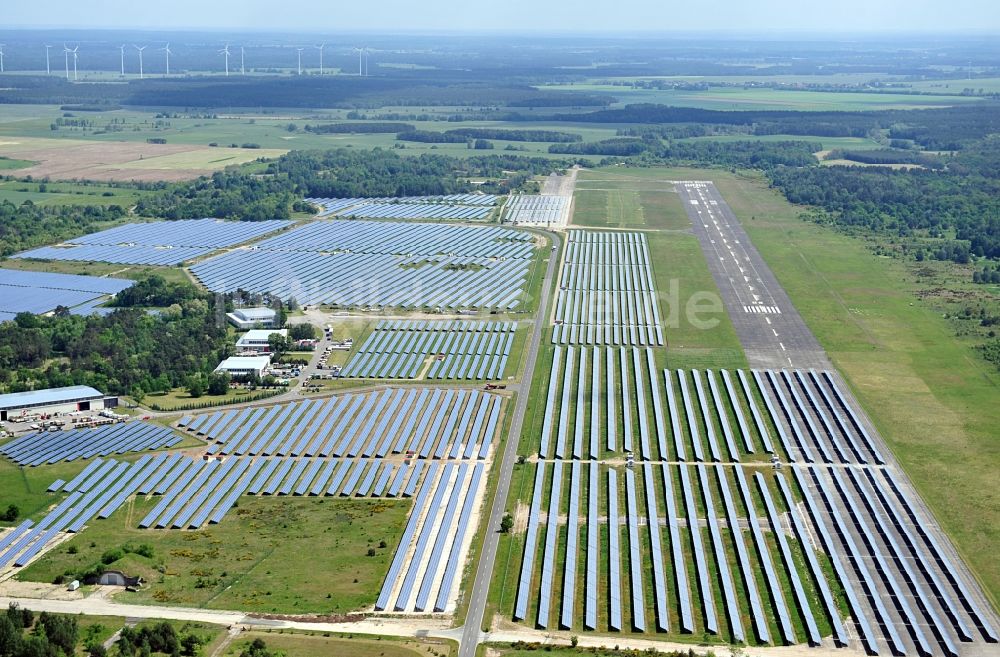 Luftaufnahme Falkenberg / Elster - Solarpark Lönnewitz auf dem Flugplatz Falkenberg-Lönnewitz im Bundesland Brandenburg