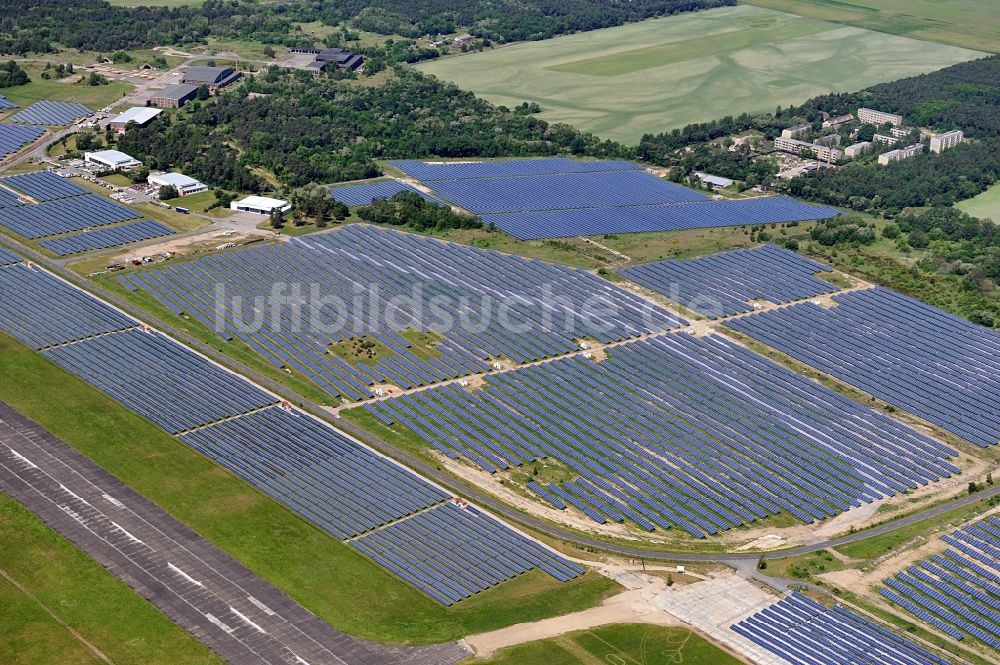 Falkenberg / Elster von oben - Solarpark Lönnewitz auf dem Flugplatz Falkenberg-Lönnewitz im Bundesland Brandenburg