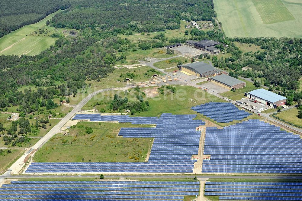 Falkenberg / Elster von oben - Solarpark Lönnewitz auf dem Flugplatz Falkenberg-Lönnewitz im Bundesland Brandenburg