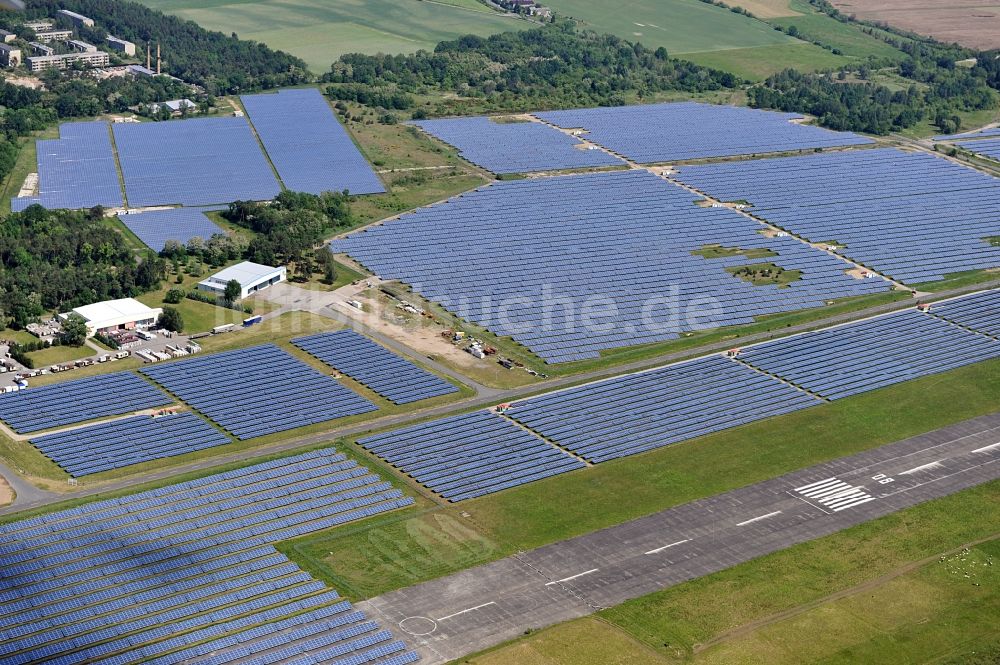 Falkenberg / Elster aus der Vogelperspektive: Solarpark Lönnewitz auf dem Flugplatz Falkenberg-Lönnewitz im Bundesland Brandenburg