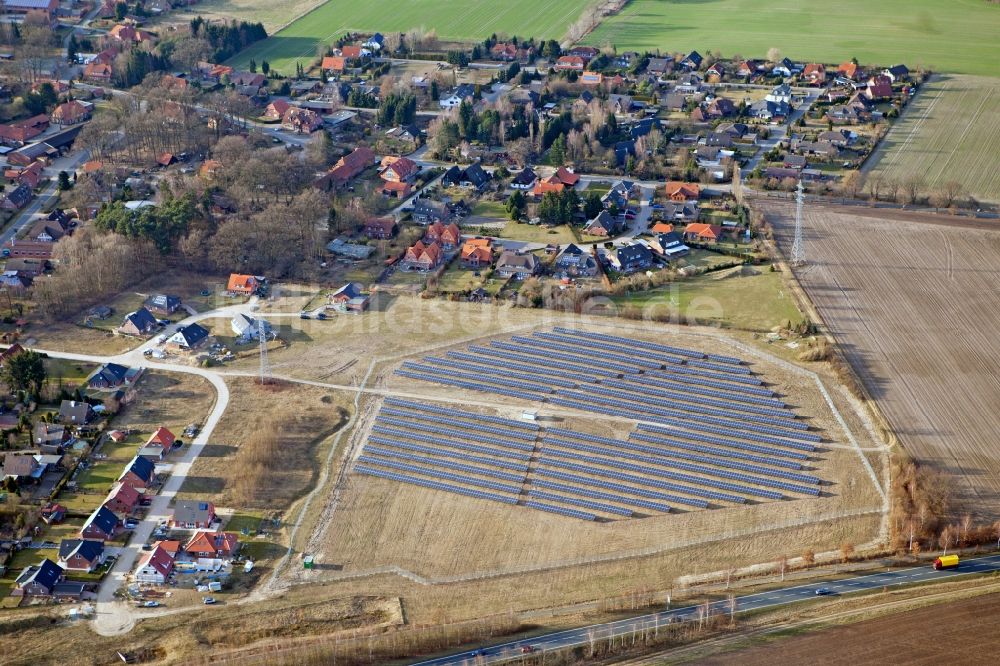 Embsen aus der Vogelperspektive: Solarpark im Ortsteil Oerzen in Embsen im Bundesland Niedersachsen