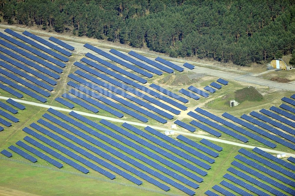 Drewitz aus der Vogelperspektive: Solarpark / Photovoltaikanlage auf dem Flugplatz Cottbus-Drewitz im Bundesland Brandenburg