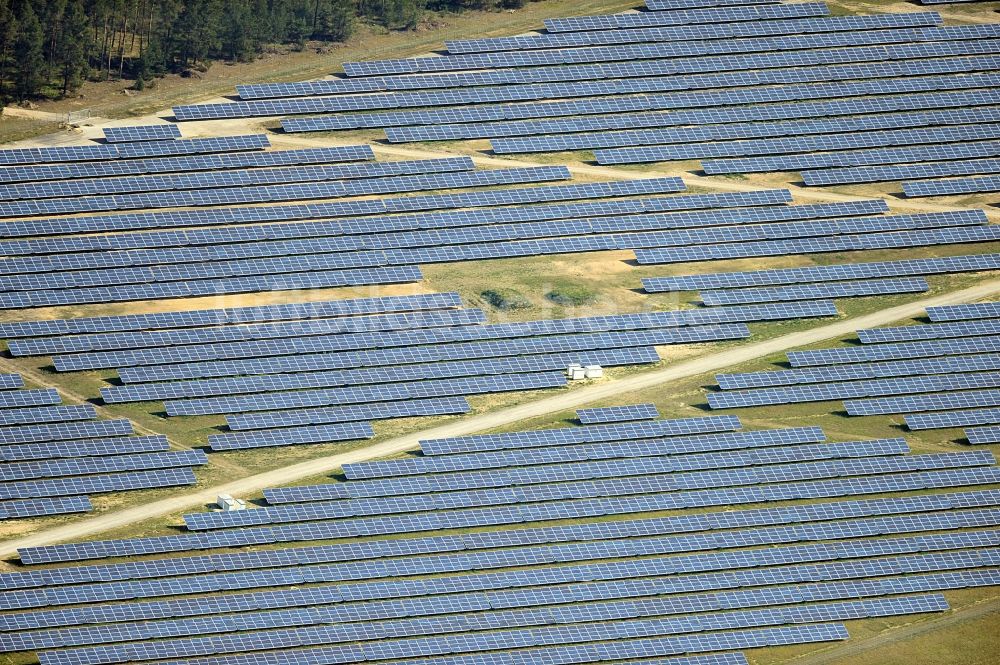 Drewitz von oben - Solarpark / Photovoltaikanlage auf dem Flugplatz Cottbus-Drewitz im Bundesland Brandenburg