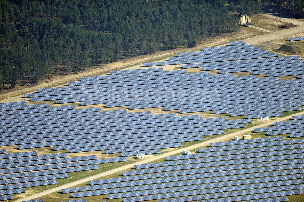 Drewitz aus der Vogelperspektive: Solarpark / Photovoltaikanlage auf dem Flugplatz Cottbus-Drewitz im Bundesland Brandenburg