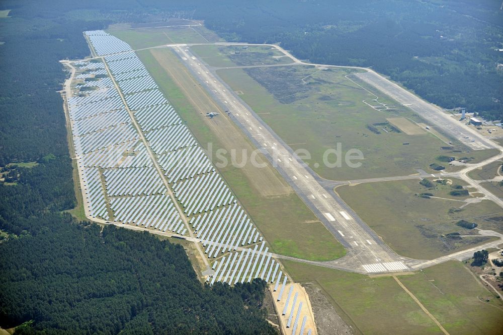Drewitz aus der Vogelperspektive: Solarpark / Photovoltaikanlage auf dem Flugplatz Cottbus-Drewitz im Bundesland Brandenburg
