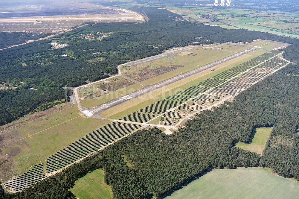 Luftbild Drewitz - Solarpark / Photovoltaikanlage auf dem Flugplatz Cottbus-Drewitz im Bundesland Brandenburg