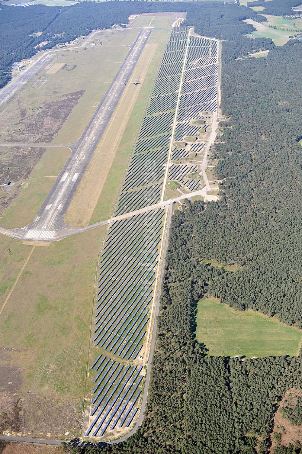 Luftaufnahme Drewitz - Solarpark / Photovoltaikanlage auf dem Flugplatz Cottbus-Drewitz im Bundesland Brandenburg