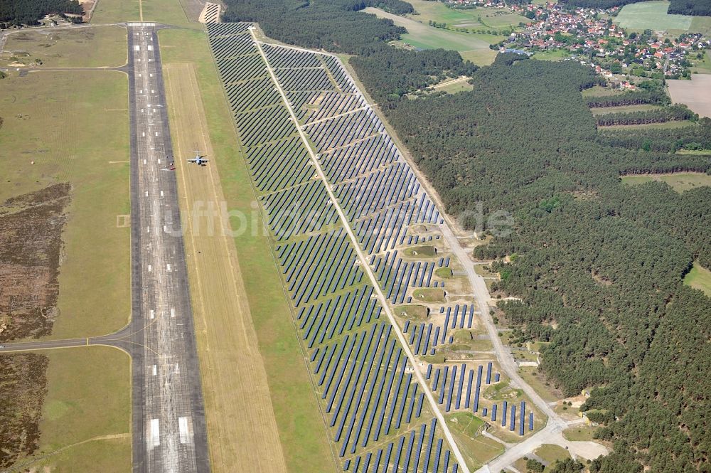 Drewitz von oben - Solarpark / Photovoltaikanlage auf dem Flugplatz Cottbus-Drewitz im Bundesland Brandenburg