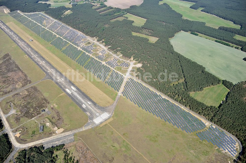 Drewitz aus der Vogelperspektive: Solarpark / Photovoltaikanlage auf dem Flugplatz Cottbus-Drewitz im Bundesland Brandenburg