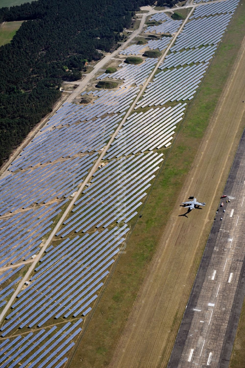 Drewitz von oben - Solarpark / Photovoltaikanlage auf dem Flugplatz Cottbus-Drewitz im Bundesland Brandenburg