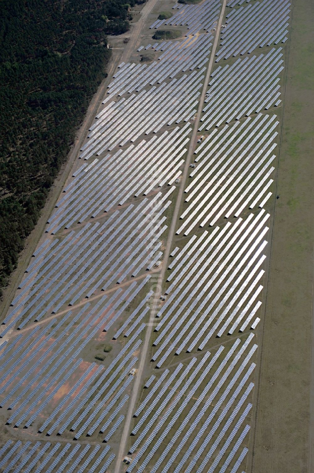 Drewitz aus der Vogelperspektive: Solarpark / Photovoltaikanlage auf dem Flugplatz Cottbus-Drewitz im Bundesland Brandenburg