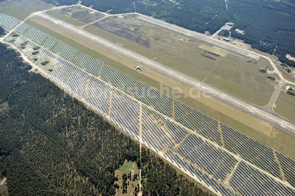 Drewitz aus der Vogelperspektive: Solarpark / Photovoltaikanlage auf dem Flugplatz Cottbus-Drewitz im Bundesland Brandenburg