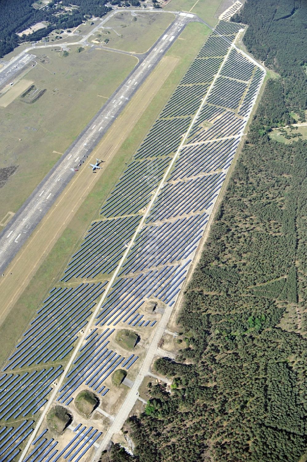 Drewitz von oben - Solarpark / Photovoltaikanlage auf dem Flugplatz Cottbus-Drewitz im Bundesland Brandenburg