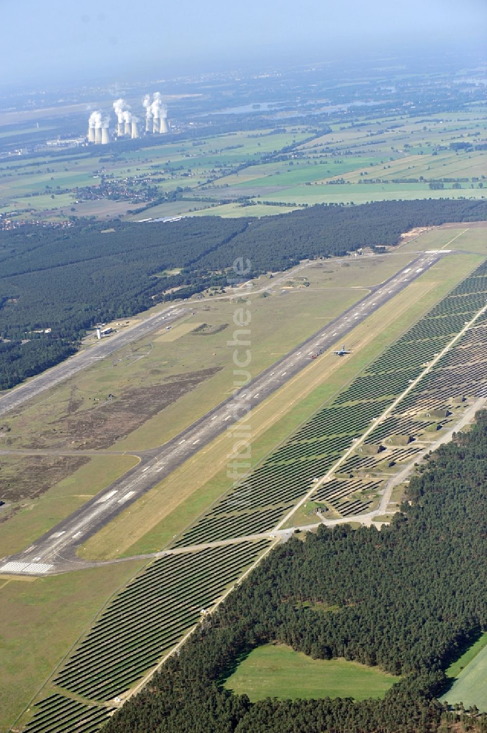 Luftbild Drewitz - Solarpark / Photovoltaikanlage auf dem Flugplatz Cottbus-Drewitz im Bundesland Brandenburg