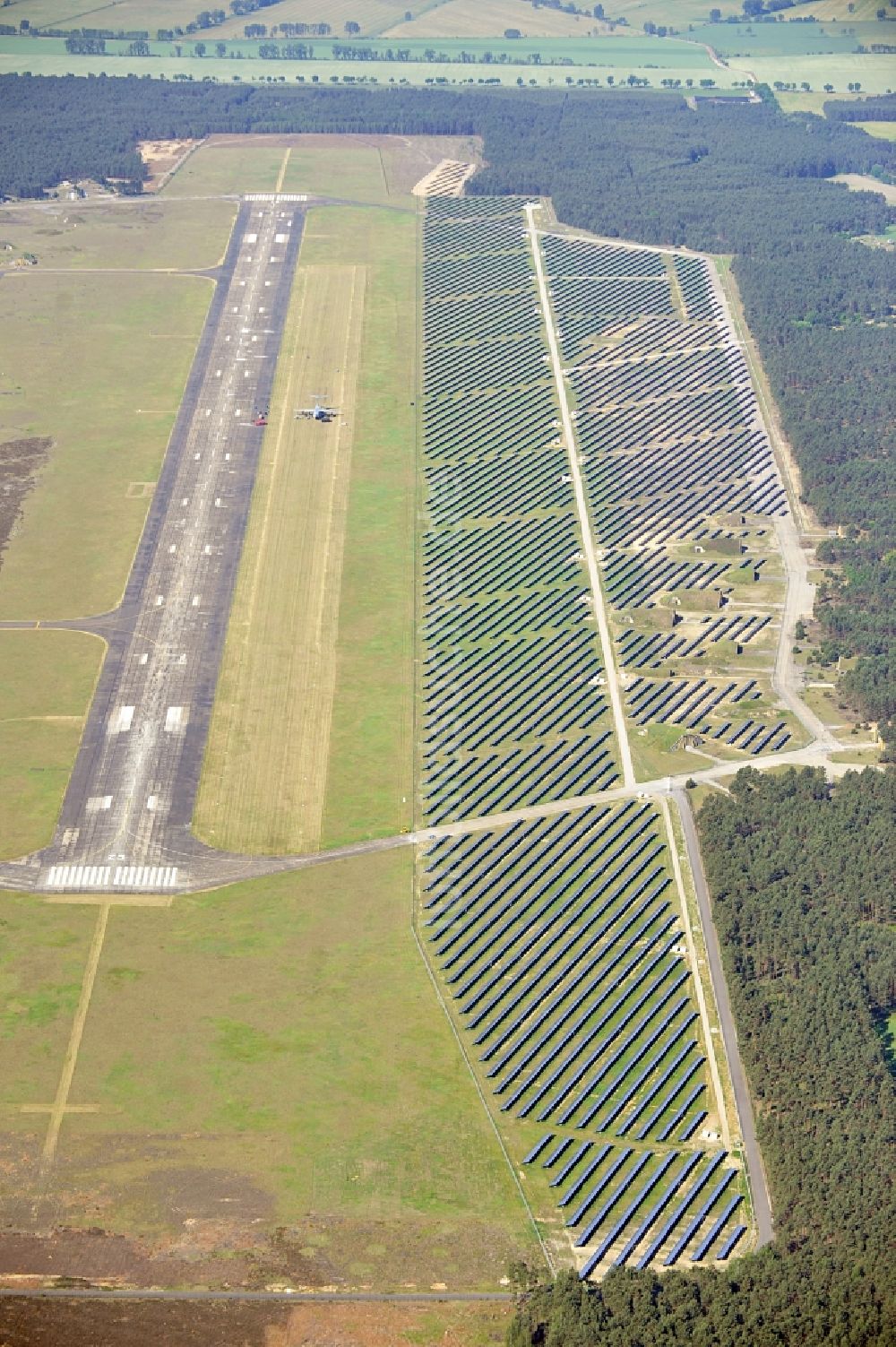 Drewitz von oben - Solarpark / Photovoltaikanlage auf dem Flugplatz Cottbus-Drewitz im Bundesland Brandenburg