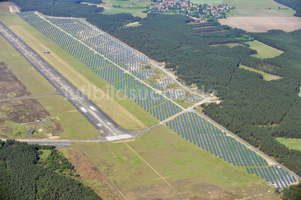 Luftbild Drewitz - Solarpark / Photovoltaikanlage auf dem Flugplatz Cottbus-Drewitz im Bundesland Brandenburg