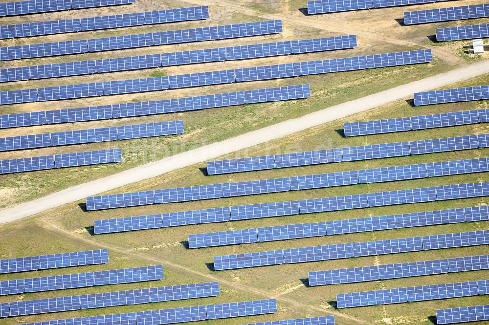 Drewitz aus der Vogelperspektive: Solarpark / Photovoltaikanlage auf dem Flugplatz Cottbus-Drewitz im Bundesland Brandenburg