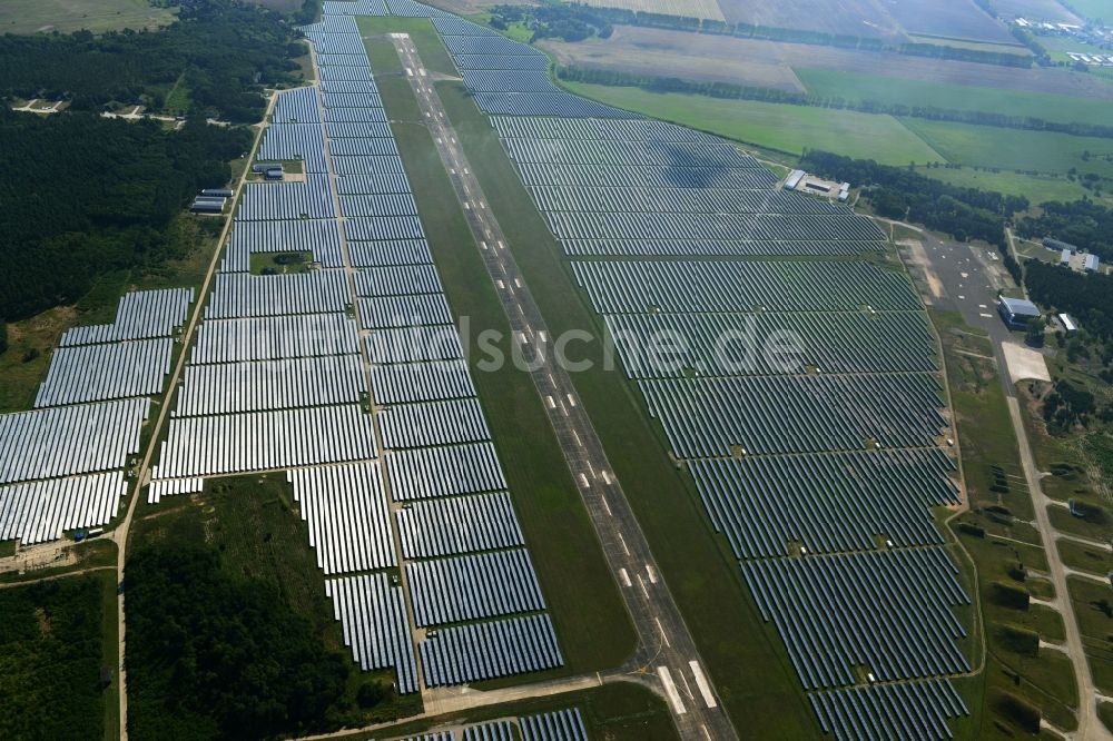 Luftaufnahme Neuhardenberg - Solarpark - Solarkraftwerk und Photovoltaikanlage der BaySolar Projekt GmbH auf dem Gelände des Flugplatz Neuhardenberg im Bundesland Brandenburg