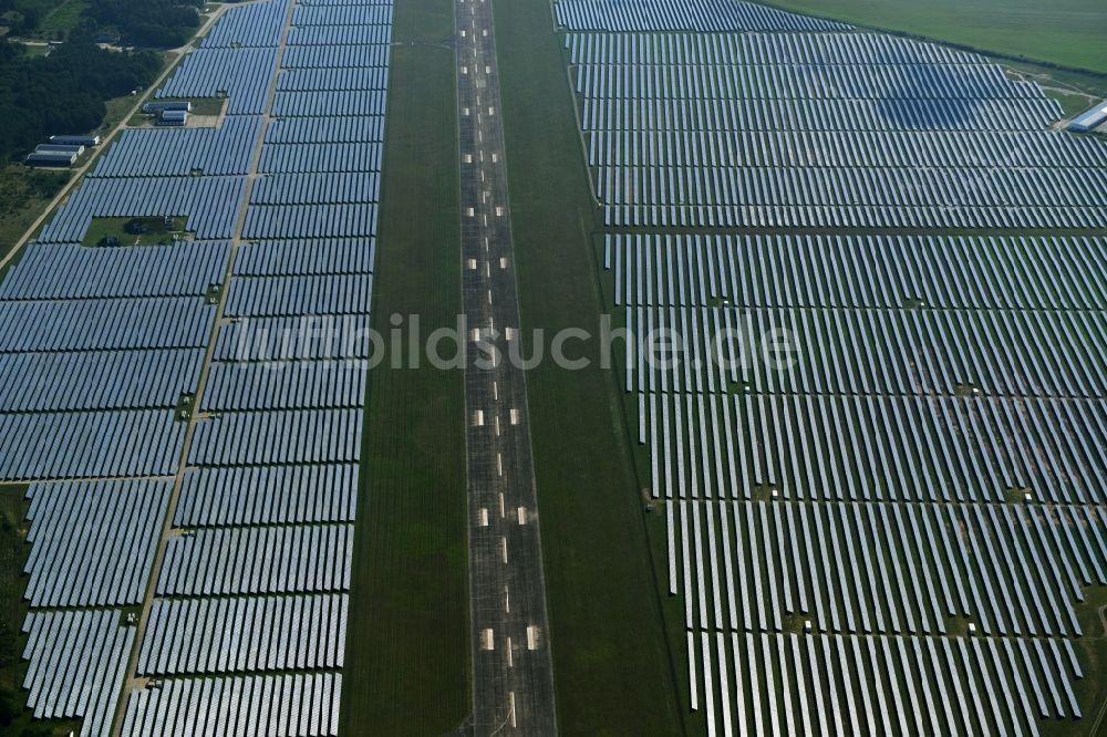 Luftbild Neuhardenberg - Solarpark - Solarkraftwerk und Photovoltaikanlage der BaySolar Projekt GmbH auf dem Gelände des Flugplatz Neuhardenberg im Bundesland Brandenburg