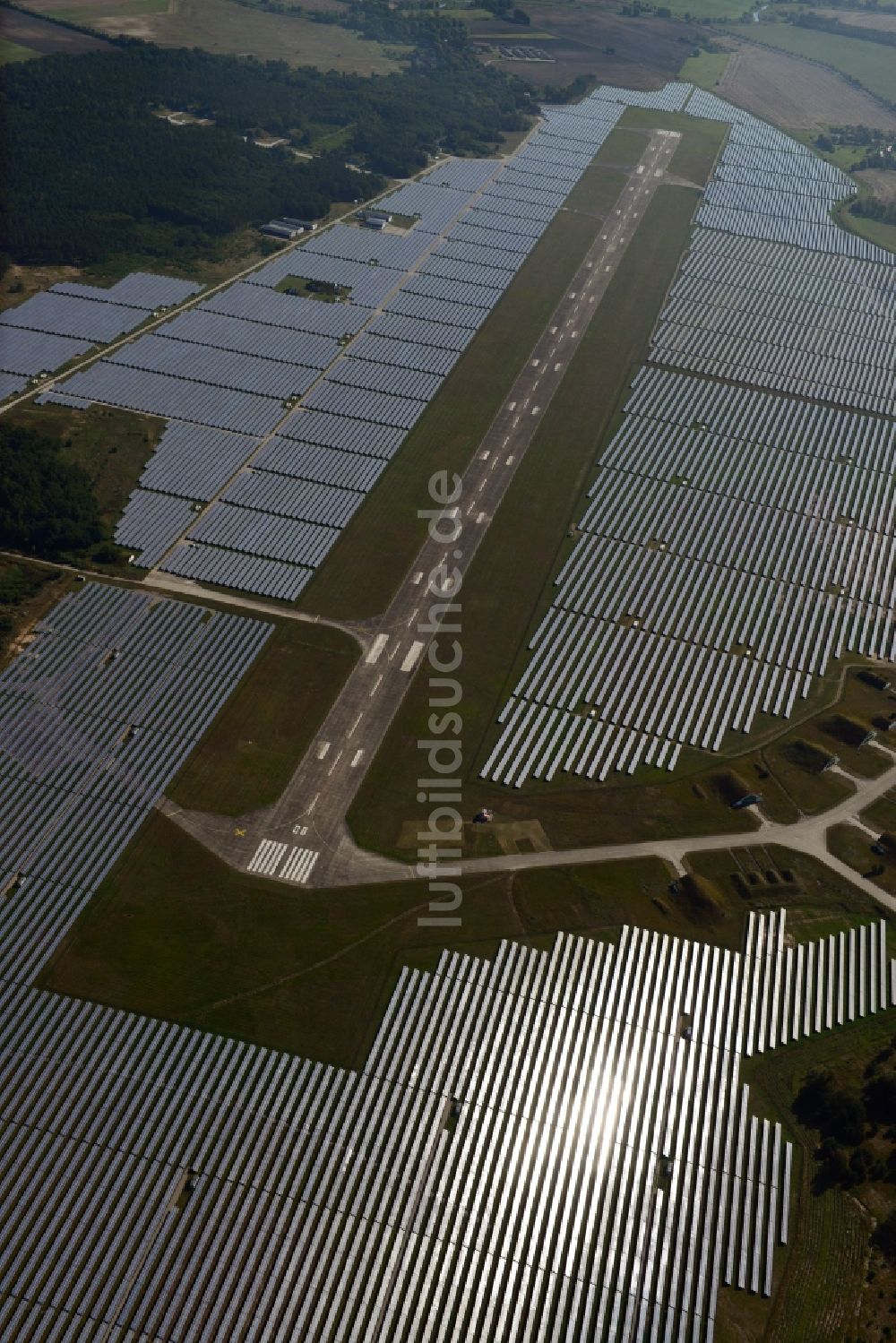 Neuhardenberg von oben - Solarpark - Solarkraftwerk und Photovoltaikanlage der BaySolar Projekt GmbH auf dem Gelände des Flugplatz Neuhardenberg im Bundesland Brandenburg