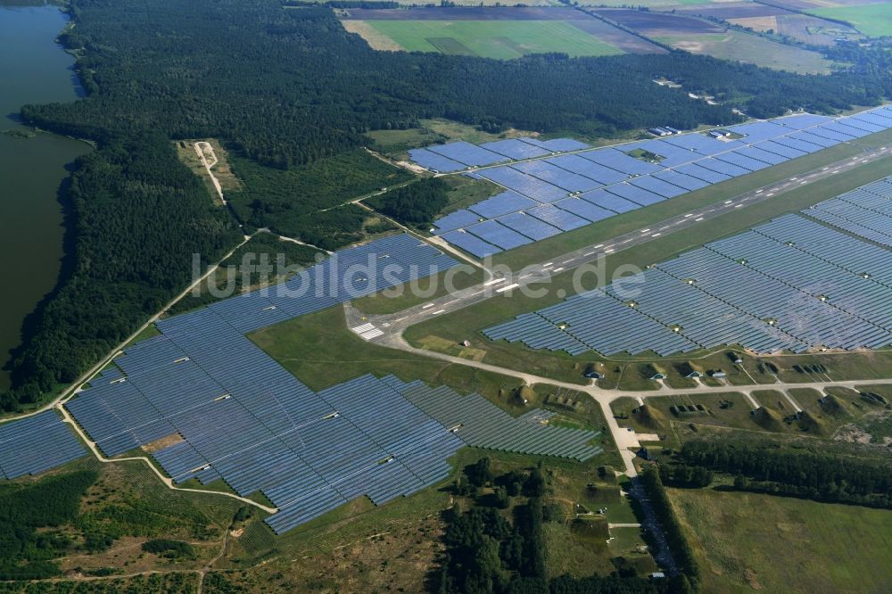 Neuhardenberg aus der Vogelperspektive: Solarpark - Solarkraftwerk und Photovoltaikanlage der BaySolar Projekt GmbH auf dem Gelände des Flugplatz Neuhardenberg im Bundesland Brandenburg