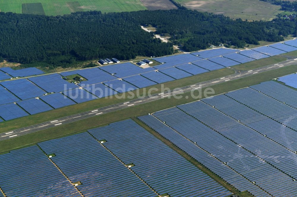 Luftaufnahme Neuhardenberg - Solarpark - Solarkraftwerk und Photovoltaikanlage der BaySolar Projekt GmbH auf dem Gelände des Flugplatz Neuhardenberg im Bundesland Brandenburg