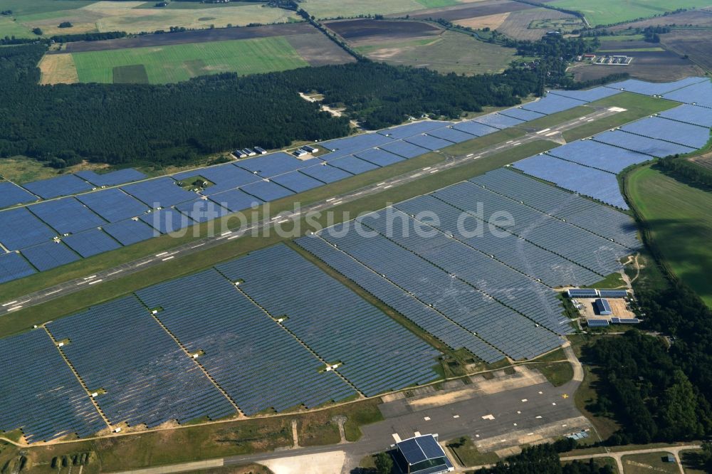 Neuhardenberg von oben - Solarpark - Solarkraftwerk und Photovoltaikanlage der BaySolar Projekt GmbH auf dem Gelände des Flugplatz Neuhardenberg im Bundesland Brandenburg