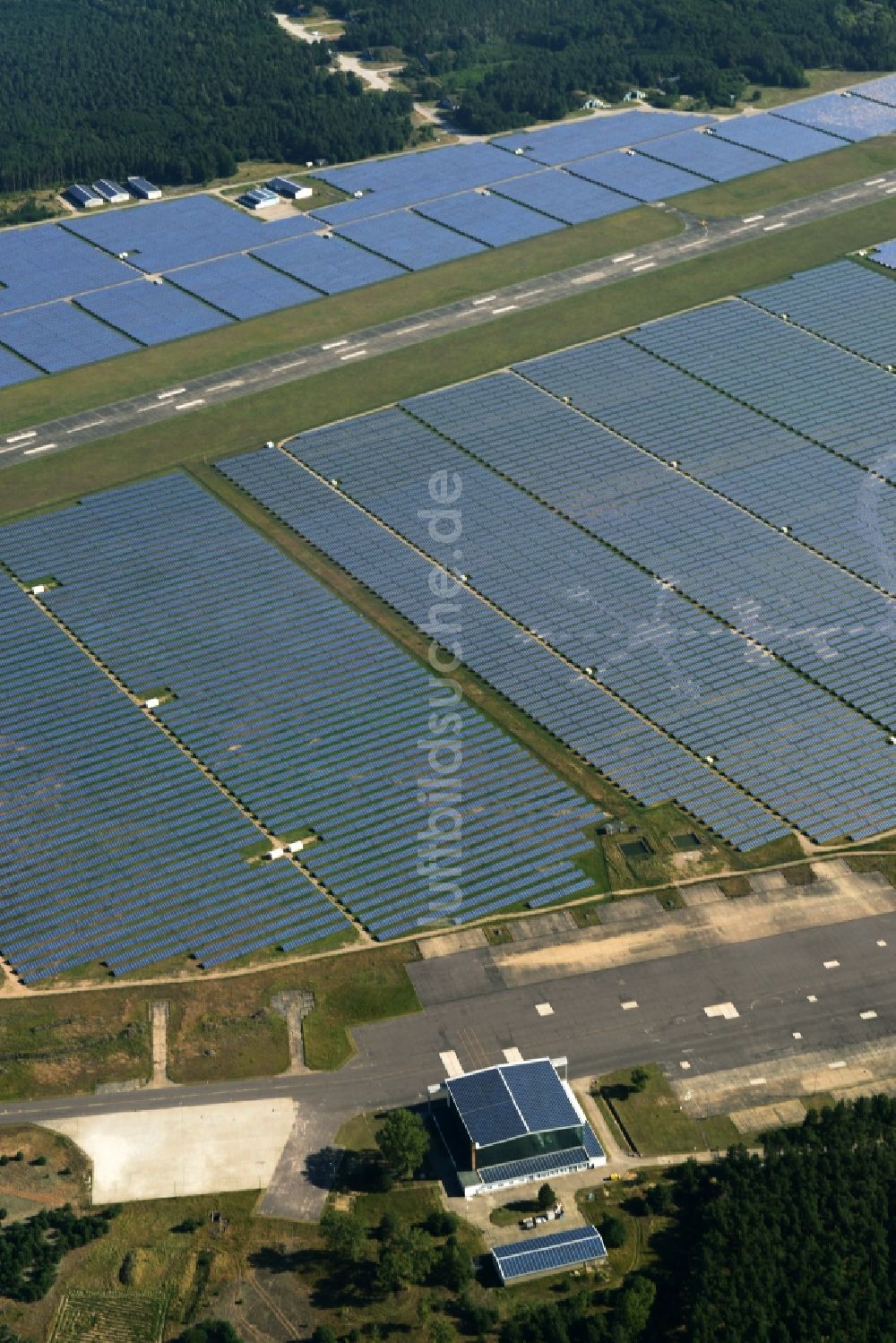 Neuhardenberg aus der Vogelperspektive: Solarpark - Solarkraftwerk und Photovoltaikanlage der BaySolar Projekt GmbH auf dem Gelände des Flugplatz Neuhardenberg im Bundesland Brandenburg